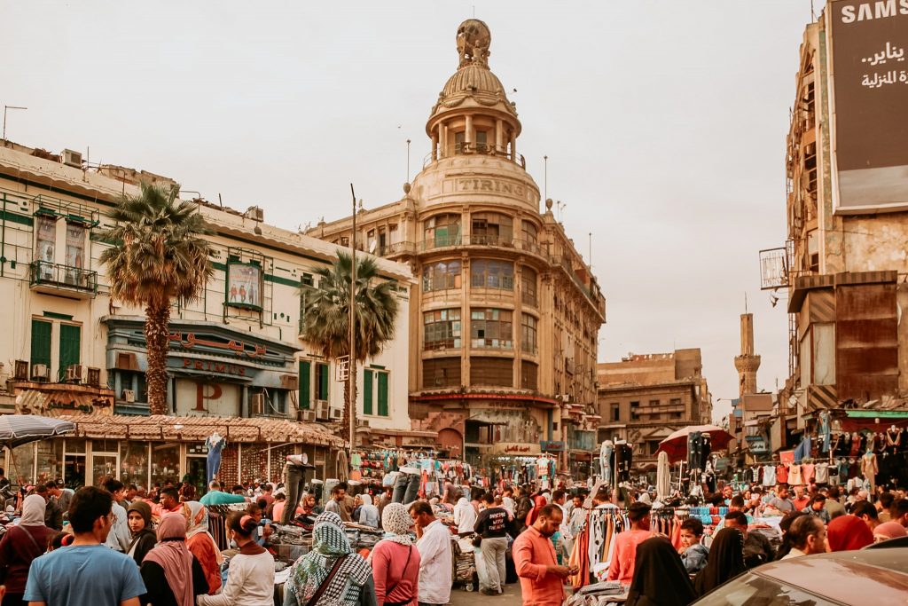 Străzile pot fi foarte aglomerate în Cairo