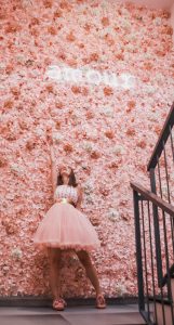 Un perete cu trandafiri roz