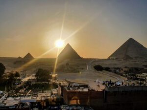 Piramidele din Giza la apus, fotografiate de pe terasa hotelului
