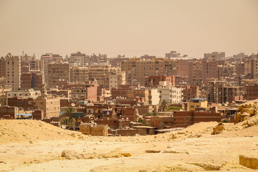 Cairo, dinspre piramide