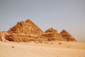 Alte piramide mai mici