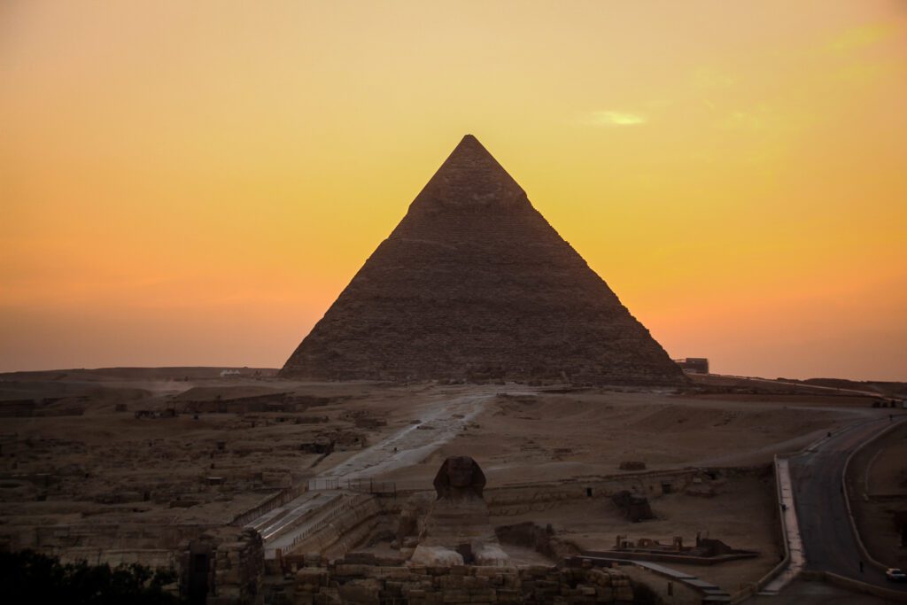 Apus peste piramidele din Giza, de pe terasa hotelului