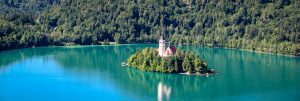 Are o culoare incredibilă lacul ăsta