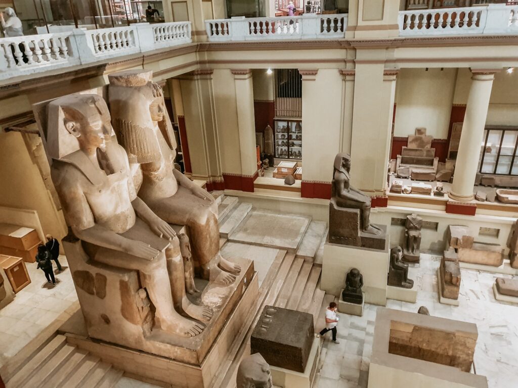 Înăuntru, în Muzeul Egiptean