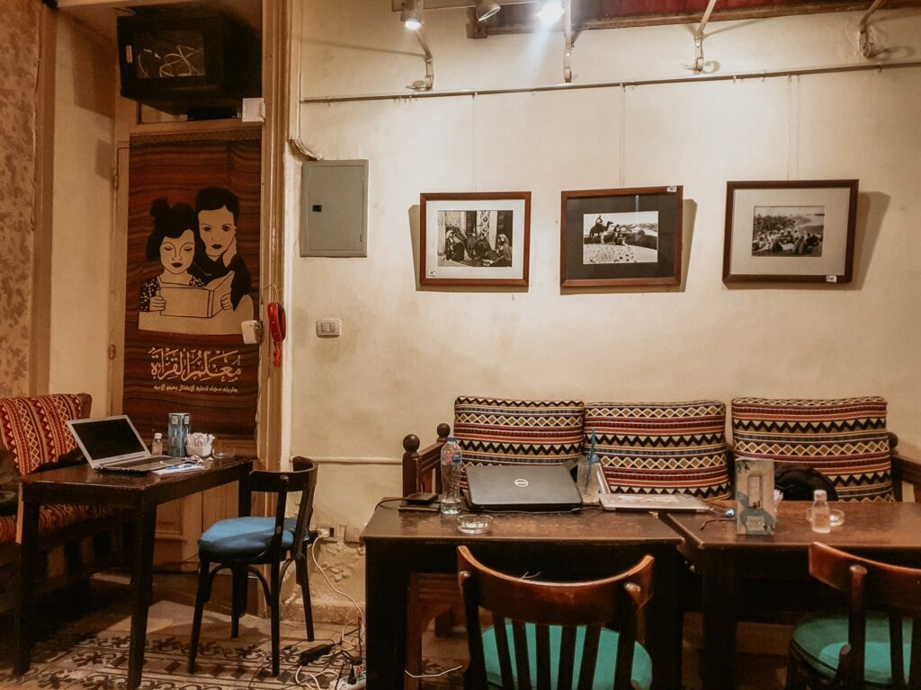 Într-o cafenea hip din Cairo Într-o cafenea hip din Cairo