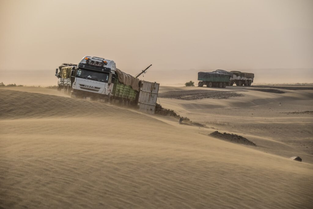 Camioane poticnite în nisip