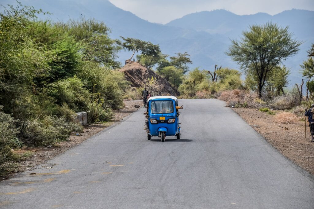 Toate tuk-tuk-urile pe care le-am văzut în Etiopia sunt alb cu albastru