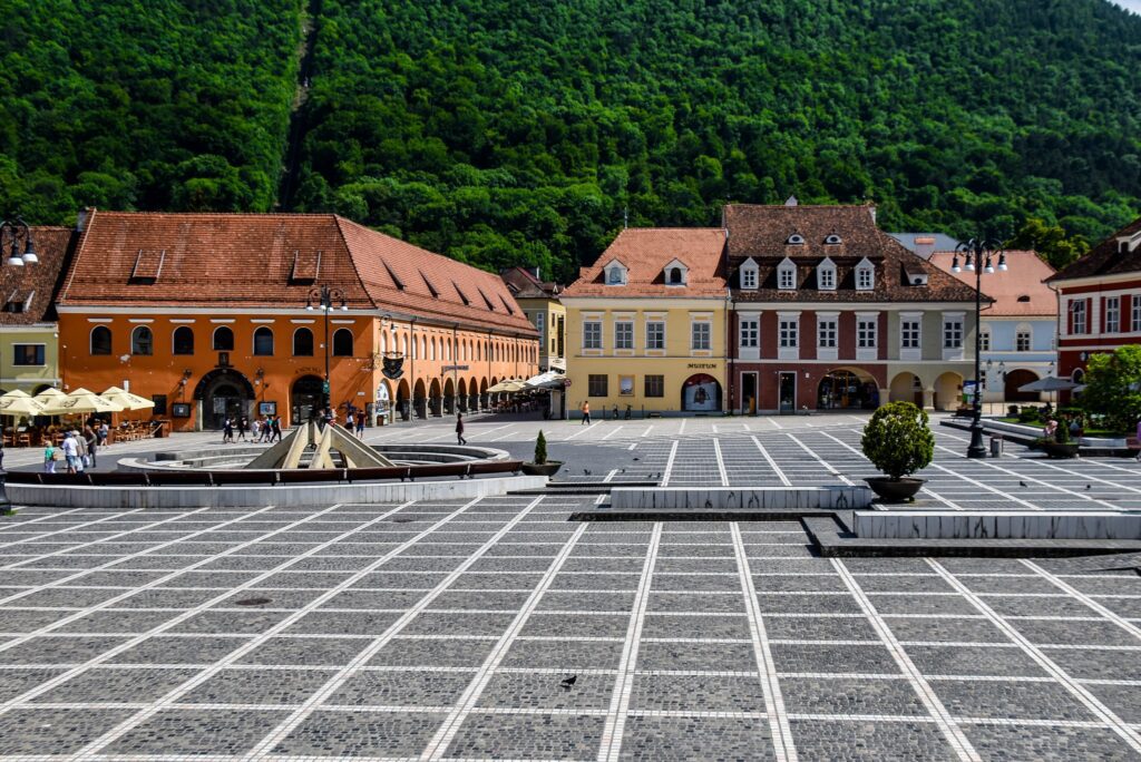 Clădiri colorate în Piața Sfatului, Brașov