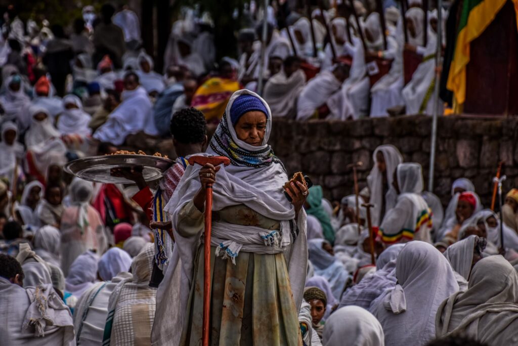 Pelerini în robe albe, în Lalibela