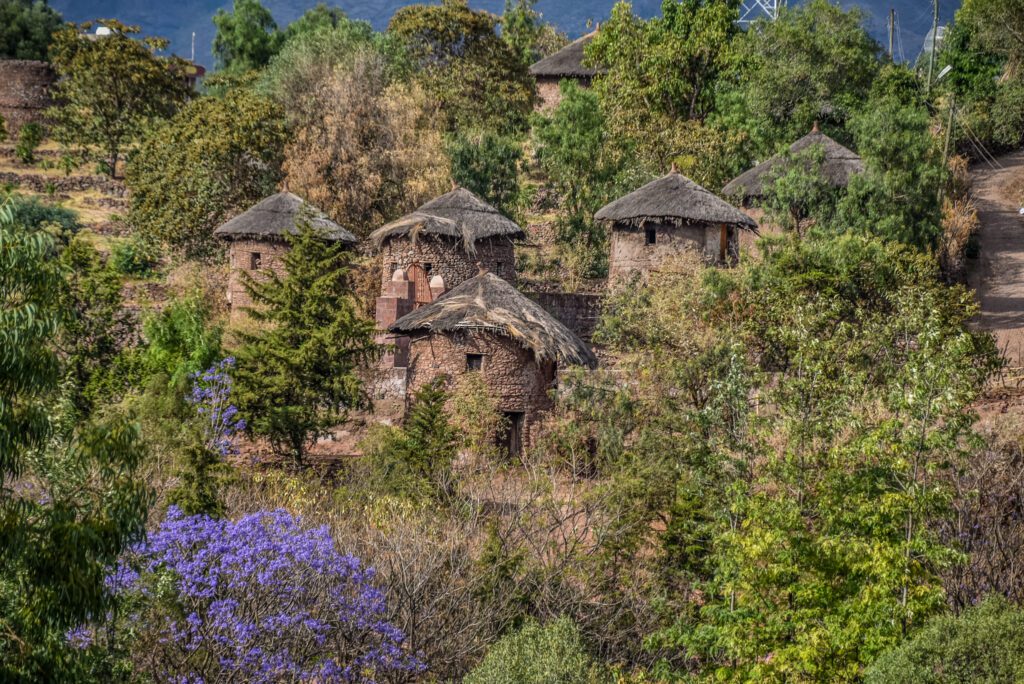 Căsuțe tradiționale, acum folosite ca depozit, Lalibela.