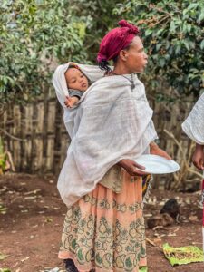 Se gătește afară la Dorze în sat