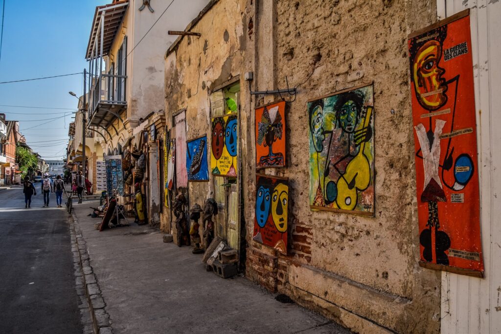 Tablouri expuse pe stradă, în Saint Louis