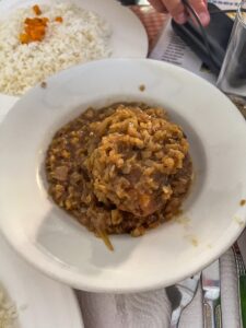 Yassa, sos de ceapă și carne de pui