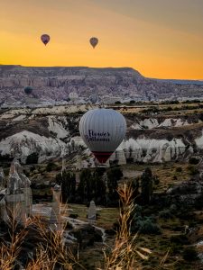 Dimineața în Cappadocia