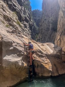 Cu un aer de ușoară aventură