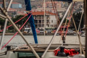 Autorulota în portul din Foca, în decembrie