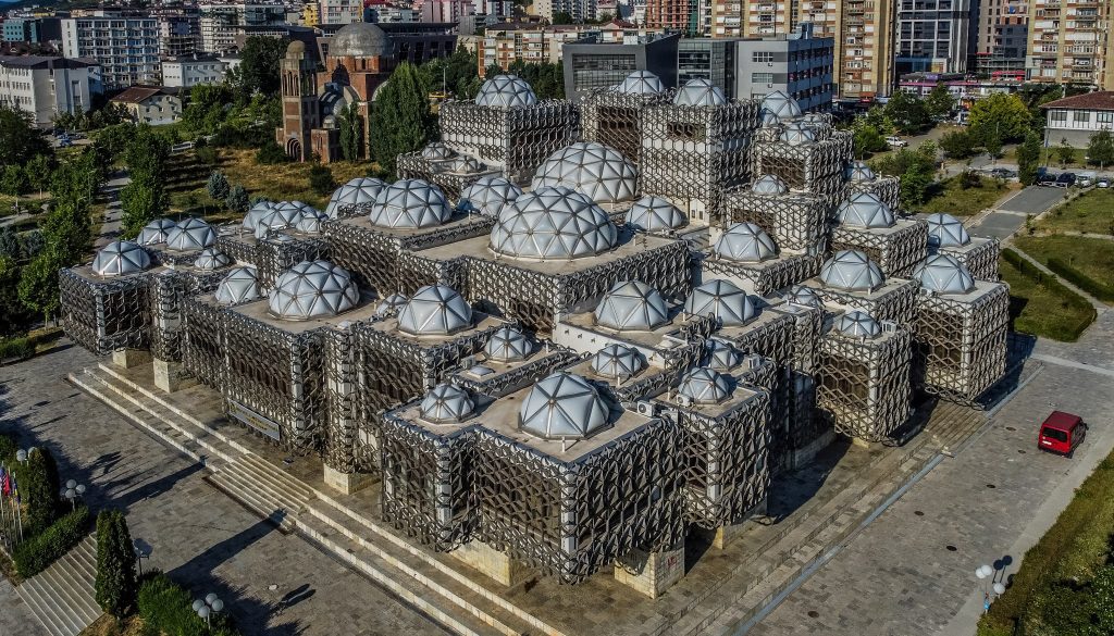 Biblioteca Națională din Kosovo, Pristina | Balcani cu autorulota Biblioteca Națională din Kosovo, Pristina | Balcani cu autorulota