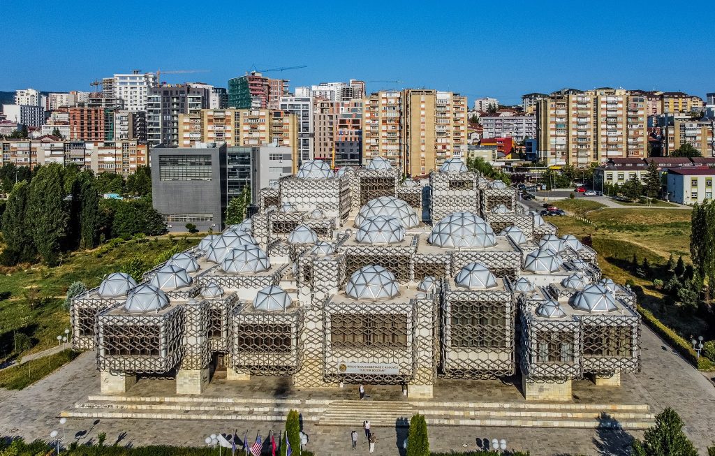 Biblioteca Națională din Kosovo | prin Balcani cu autorulota Biblioteca Națională din Kosovo | prin Balcani cu autorulota