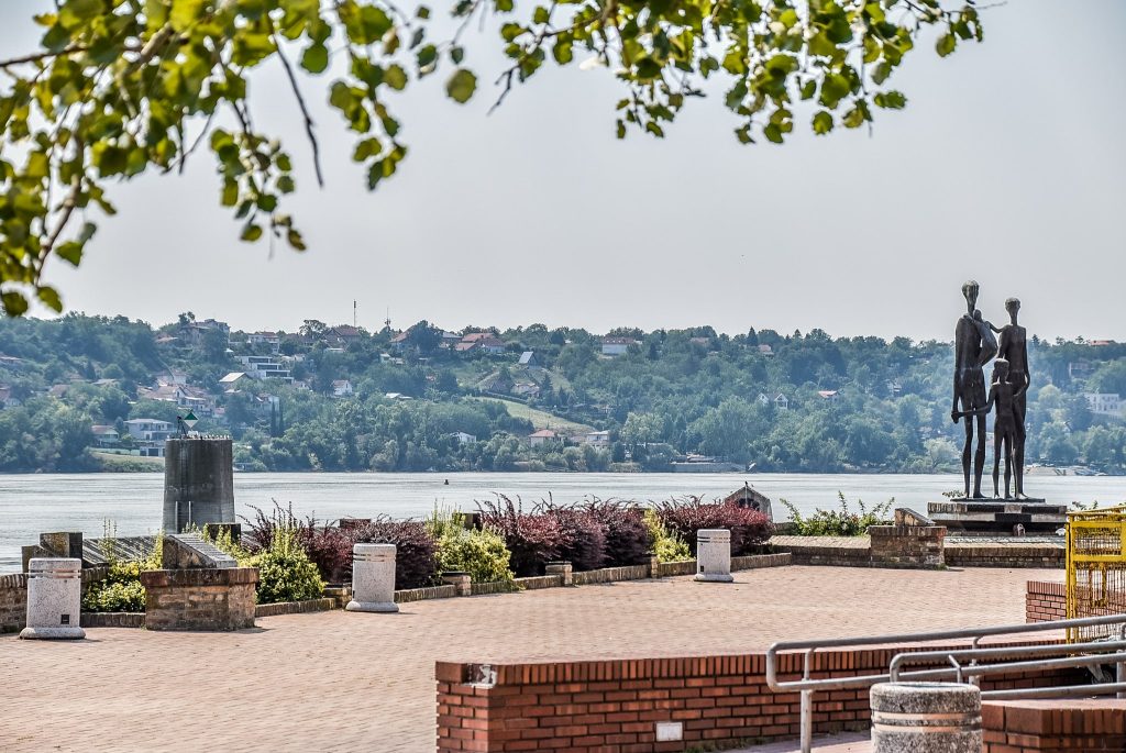 Monumentul victimelor raidului din Novi Sad Monumentul victimelor raidului din Novi Sad