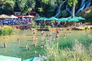 Mulți oameni în apă la cascada Kravica