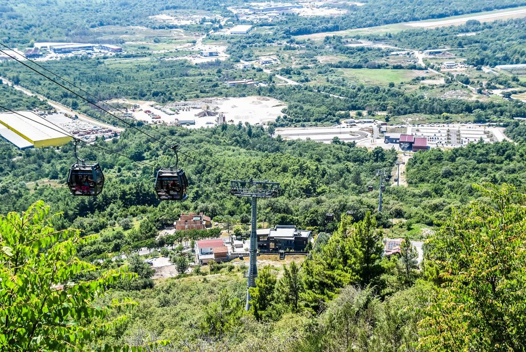 Telecabina care te duce la Lovcen National Park Telecabina care te duce la Lovcen National Park