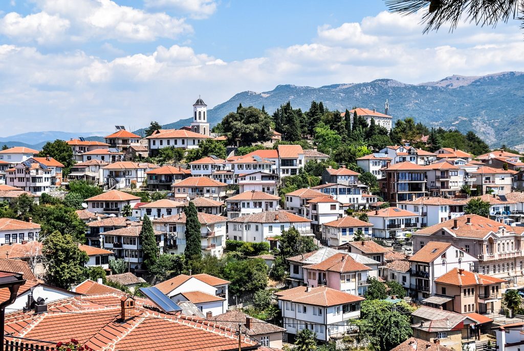 Orașul Ohrid și acoperișurile lui roșiatice Orașul Ohrid și acoperișurile lui roșiatice