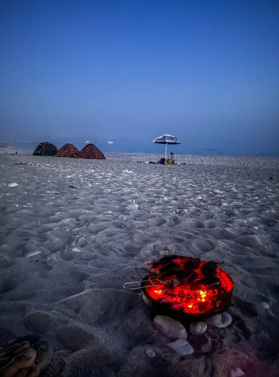 Plaja Dhermi, cu corturi și foc de seară Plaja Dhermi, cu corturi și foc de seară