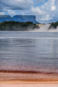 Tepui, cascade și apă în culori neobișnuite
