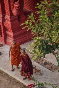 Copiii ies din case și fac cu mâna baloanelor