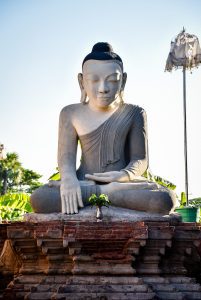 Populația din Myanmar este 90% budistă