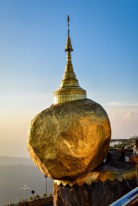 O stâncă îmbrăcată în aur